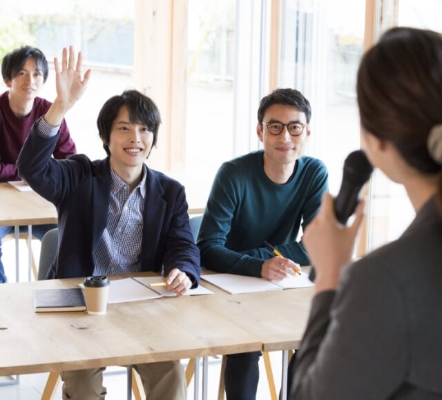 トライ独自の研修で手をあげる男性